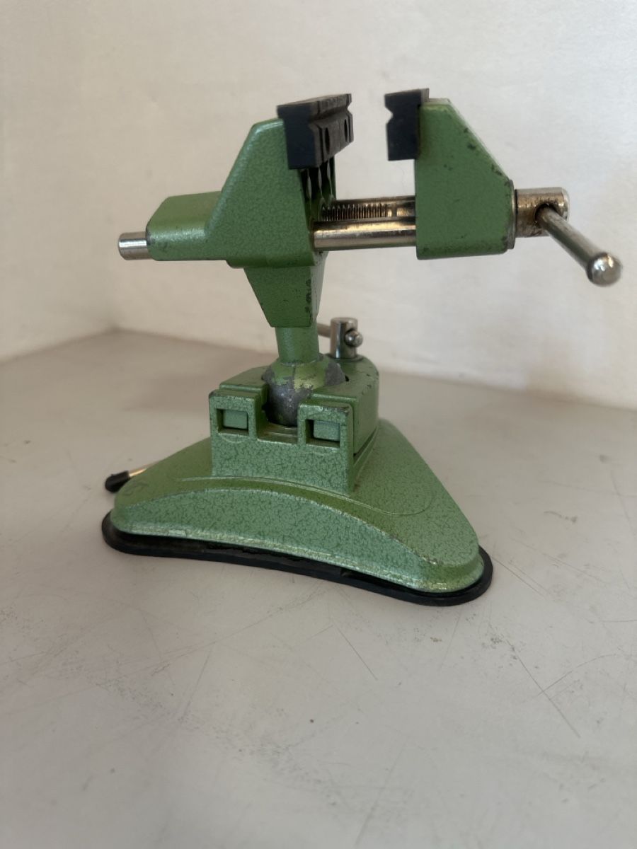 Tous les outils: Mini Vise green suction base used condition – D'occasion à Elsau par MANWITHVAN