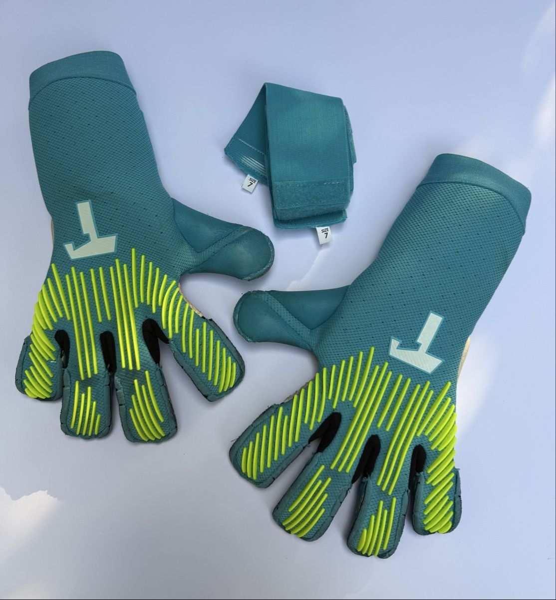 Gants & mitaines : GRIPMODE Torwarthandschuhe mintgrün – D'occasion à Maienfeld par littleswissy