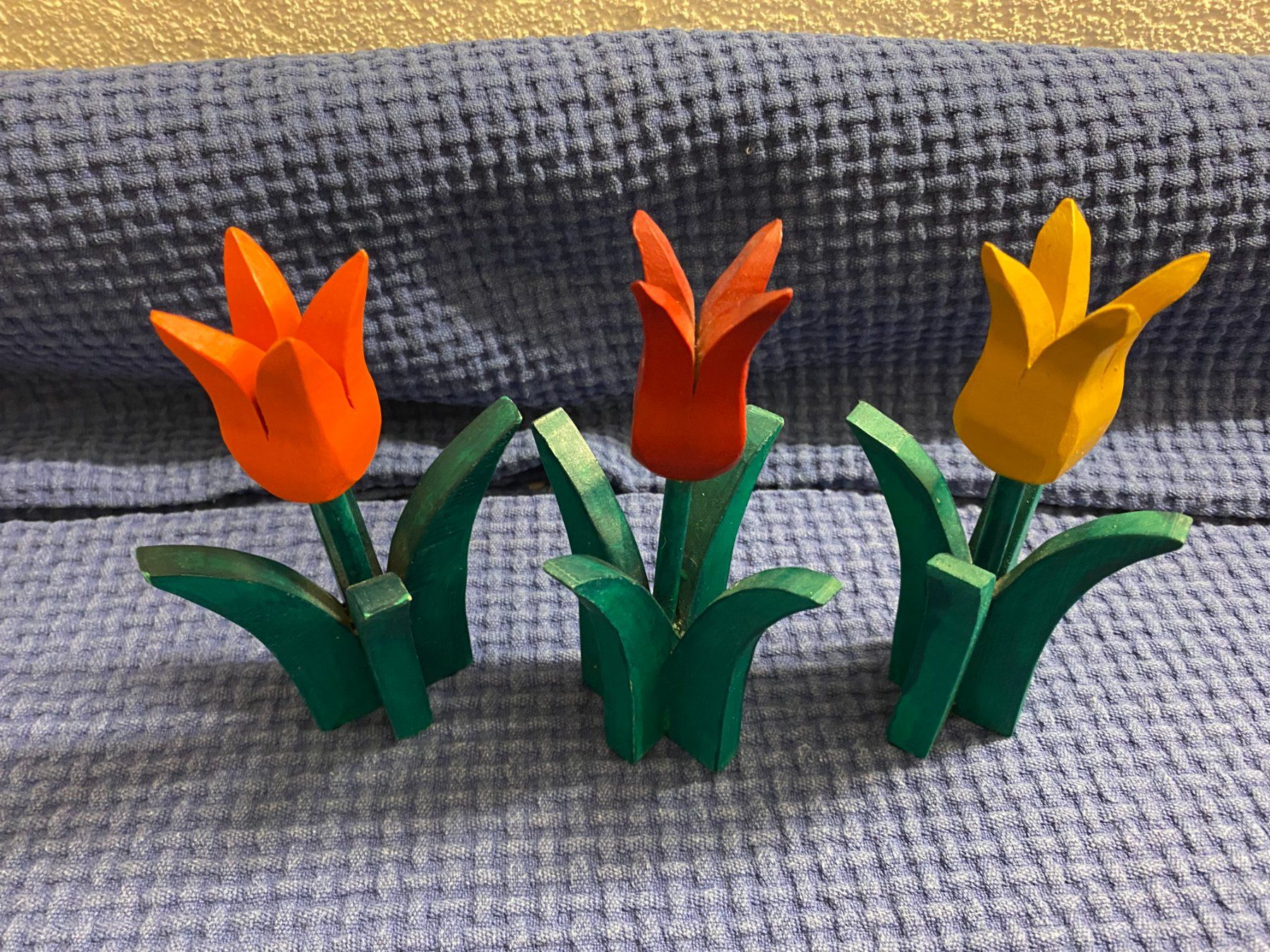 Tutte le decorazioni: Tulpen aus Holz farbig bemalt – Usato da Winterthur venduto da Gotzi4