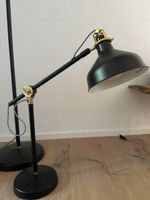 Schwarze Tischlampe, verstellbar, mit Messing-Akzenten