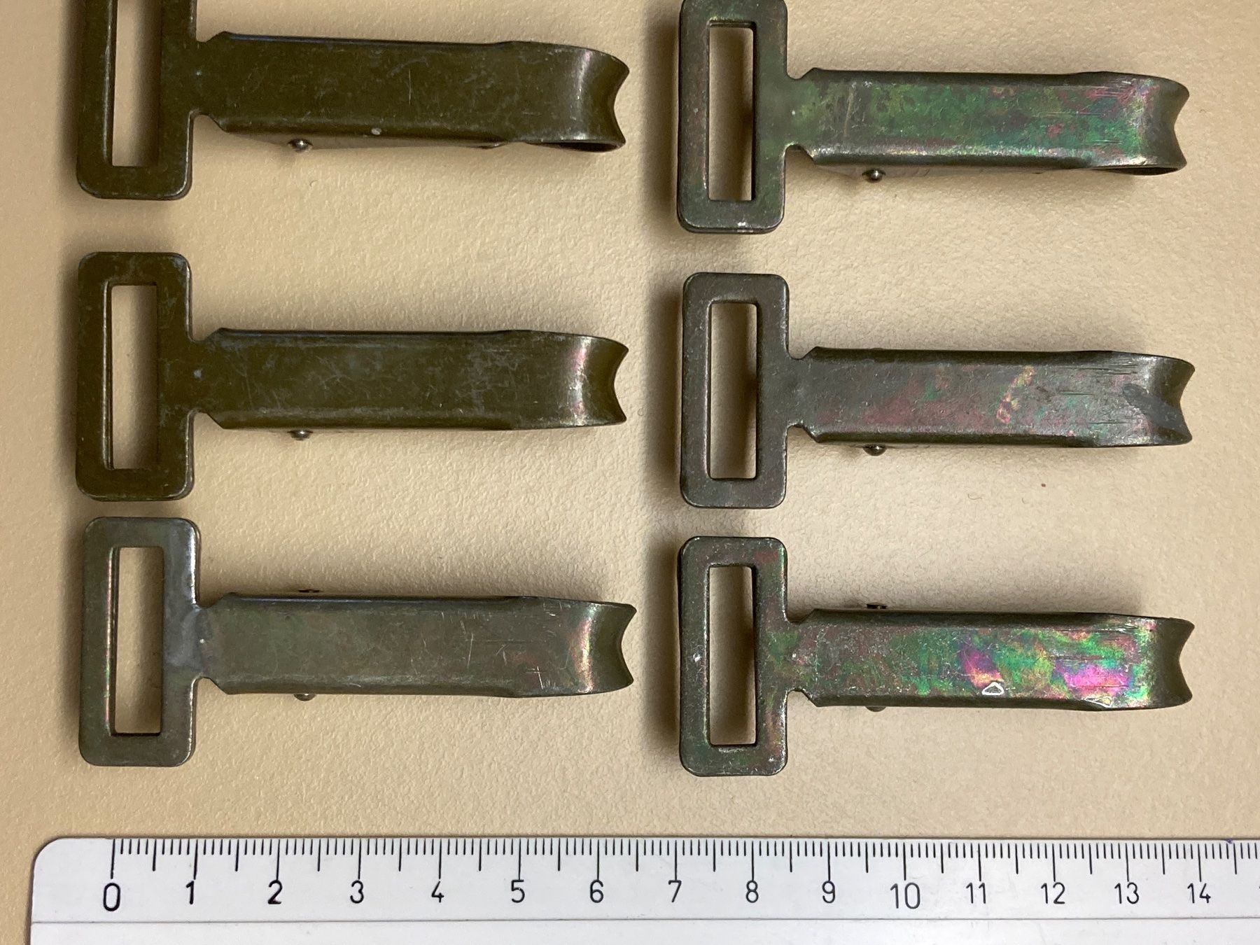 Schweizer Armee Uniformen: 8 Stk. Haken zu Militärrucksack oder TAZ A61 - CH Armee – Neu (gemäss Beschreibung) aus Brütten von Hst1 8