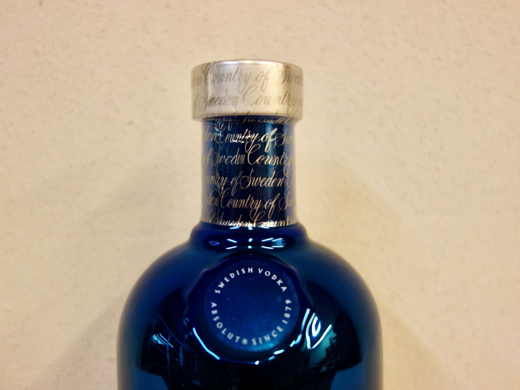 Absolut Vodka Spirituosen: 1 x ABSOLUT VODKA ABSOLUT ELECTRIK BLUE Edition 2015 – Neu und originalverpackt aus Kerzers von zimmergruen 4