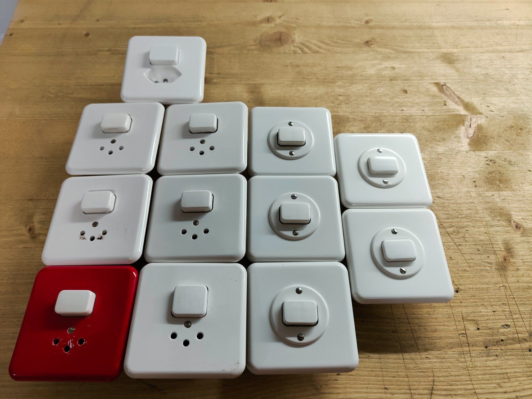 Feller Stecker: 11er Set Lichtschalter Schalter weiss rot – Gebraucht aus Thun von Engelshorn