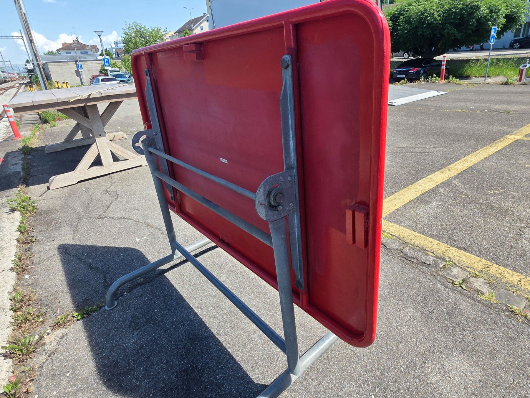 Tavoli: Roter Gartentisch Sissach - klappbar, Metall - Ref. 05/57 – Usato da Au ZH venduto da BrockiAu 4