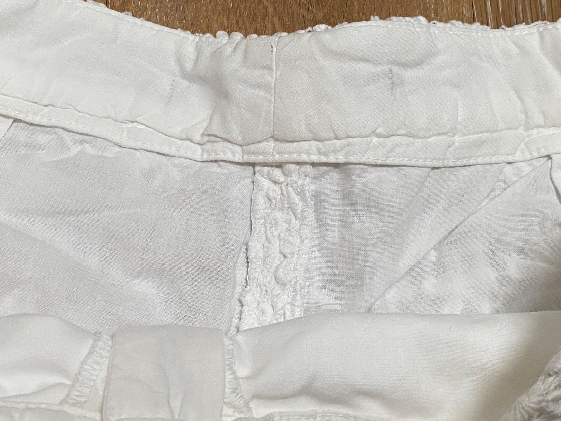 Pantaloni: Great white lace shorts. XS – Usato da Grund b. Gstaad venduto da PlageNeige 6