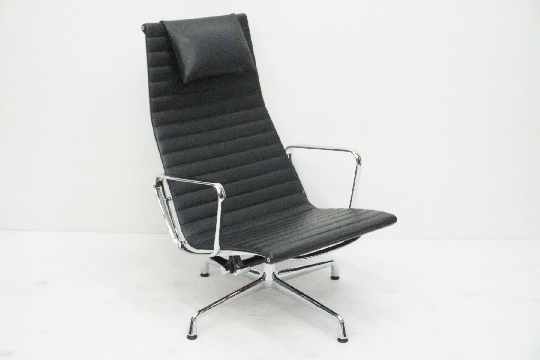 Vitra Poltrone: Vitra Eames Aluminium Chair Lounge EA124 – Usato da Bad Zurzach venduto da QLASSIQ 2
