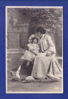 ENFANT - Jeune fille avec maman et les pigeons