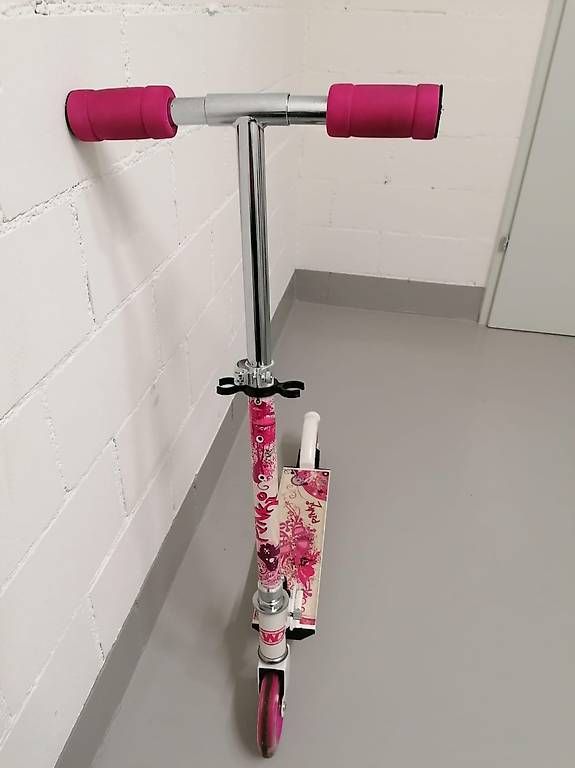 Fahrzeuge für Kinder: Mädchen Trottinet mit LED Rädern – Gebraucht aus Fahrweid von iva_t2wl
