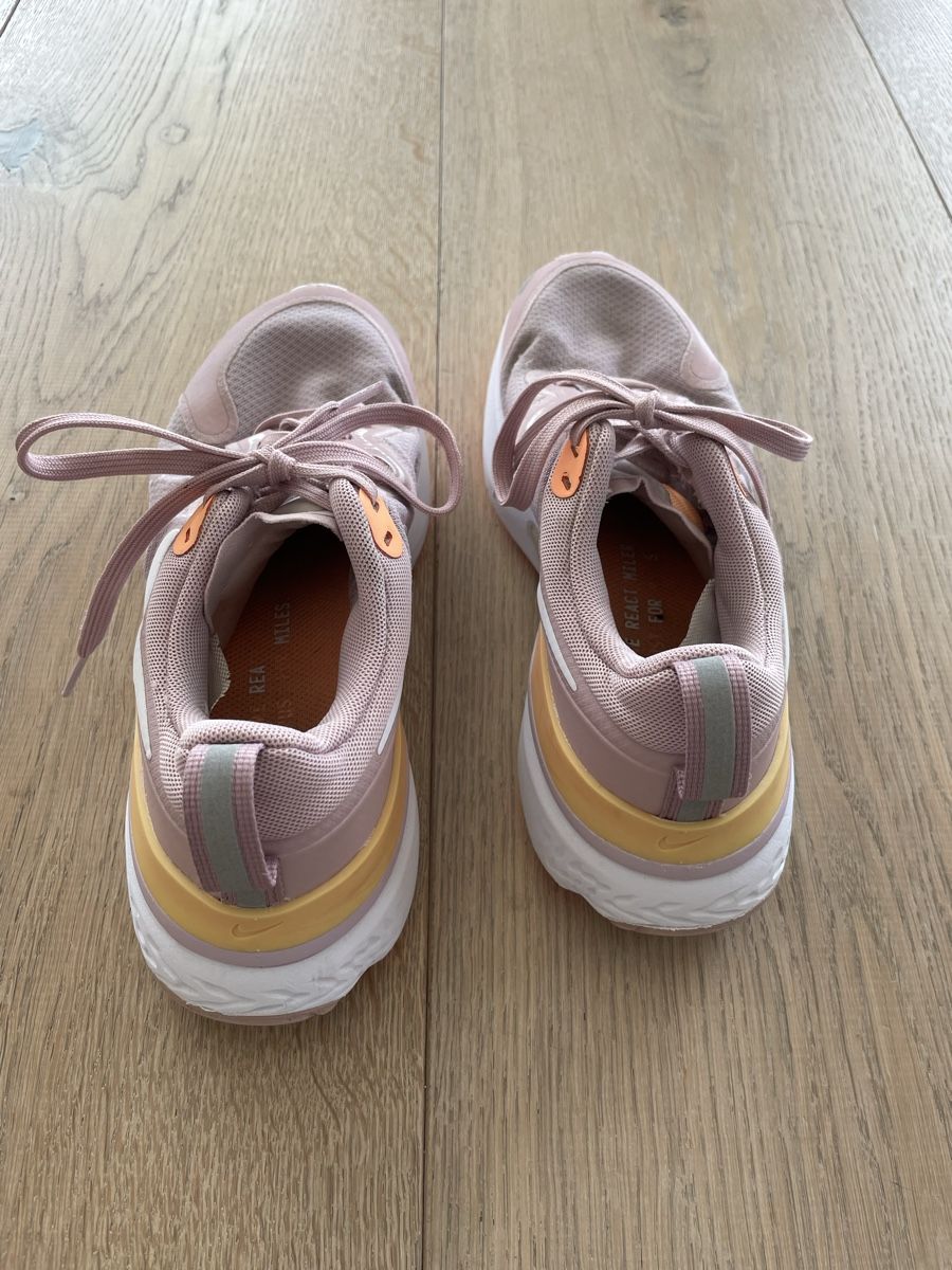 Nike Chaussures filles: Nike Kinderschuhe Grösse 37.5 – D'occasion à Hohenrain par Oters 1