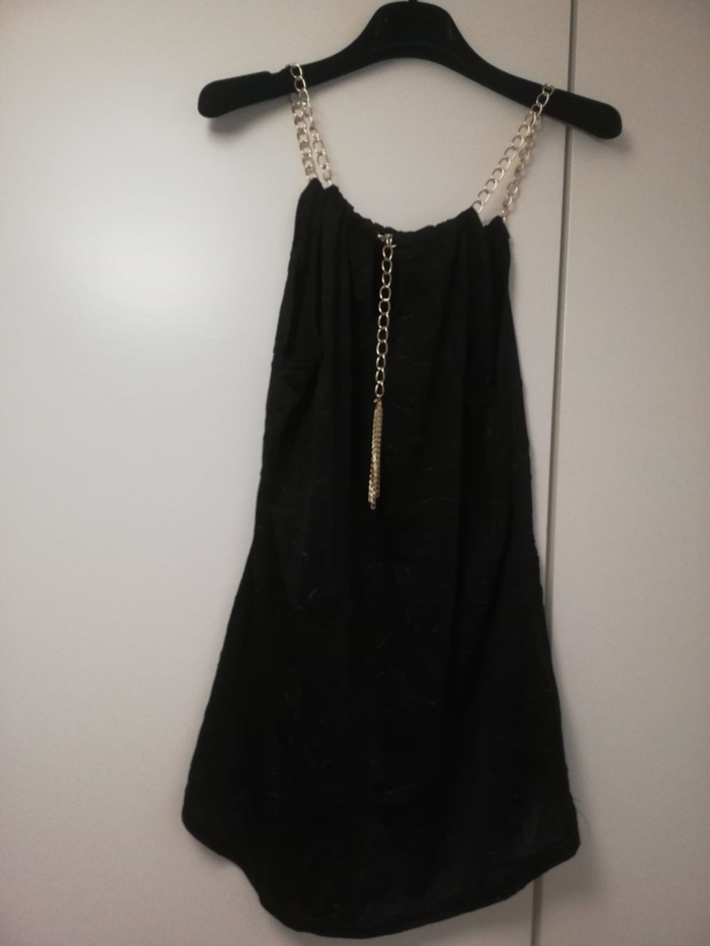 Top: Top nero con catene oro, elegante e originale! – Usato da Wettswil am Albis venduto da lin_8h9t 3