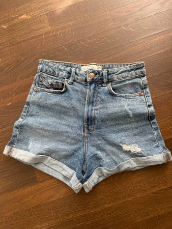Stradivarius - coole blaue Jeansshorts - Gr. 38