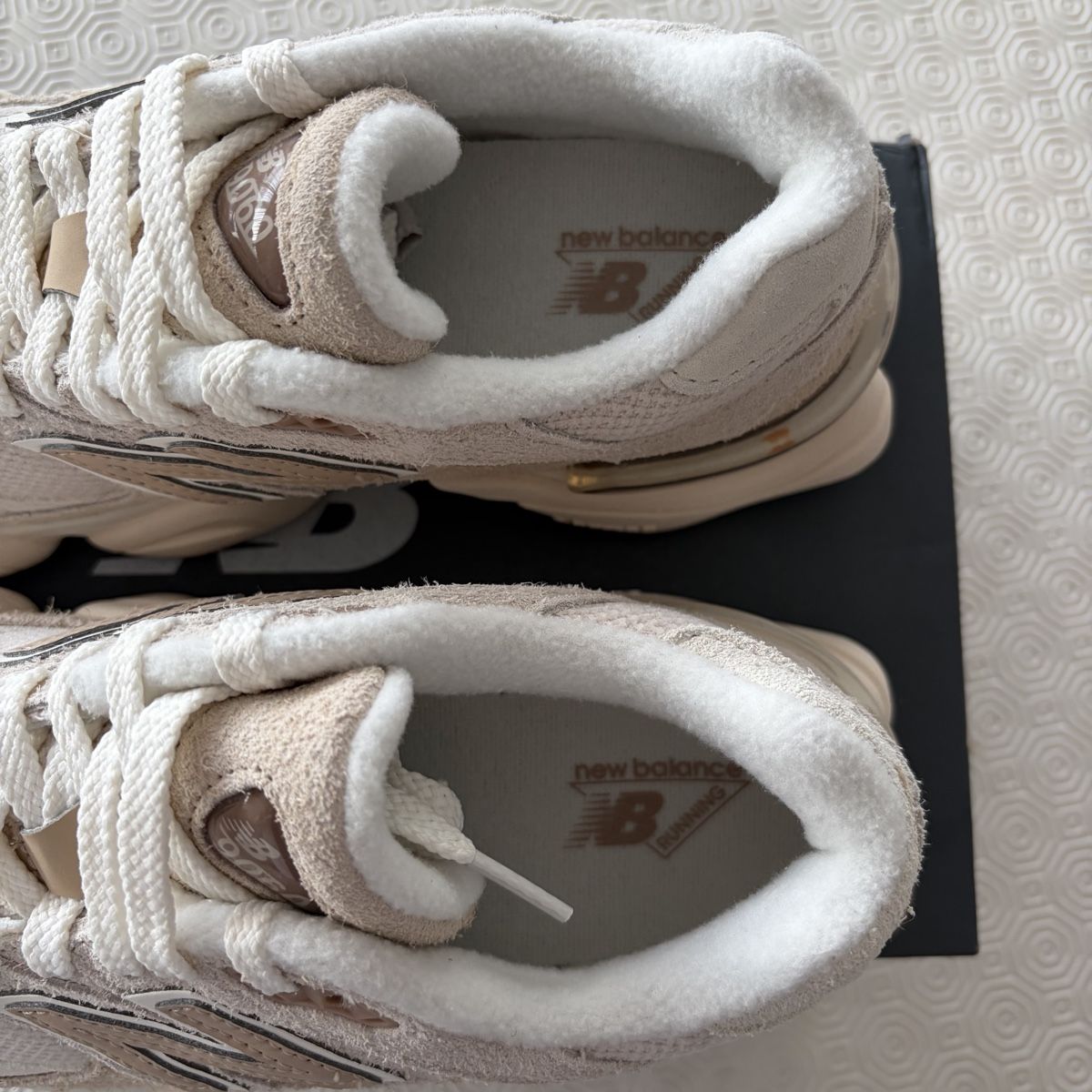 New Balance Chaussures hommes:  New Balance 9060 Bisque- Taille 38 – Neuf avec emballage d'origine à Onex par Chooseyoursneaks 7