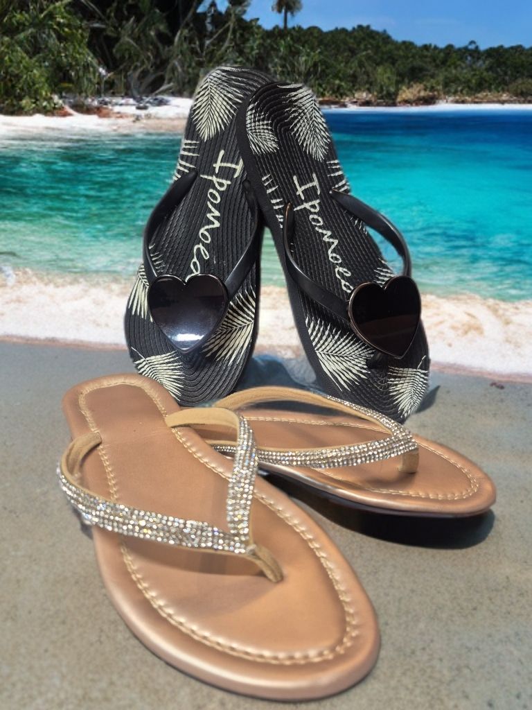 Scarpe da donna: 2 Paia Sandali infradito donna  neri e oro decorati – Usato da Giubiasco venduto da Stefaniav