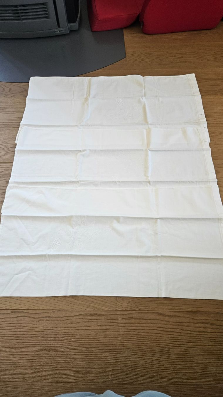 Biancheria da letto: 3 lenzuolini bianchi ricamati 42x82 cm – Usato da Melano venduto da H-Sara