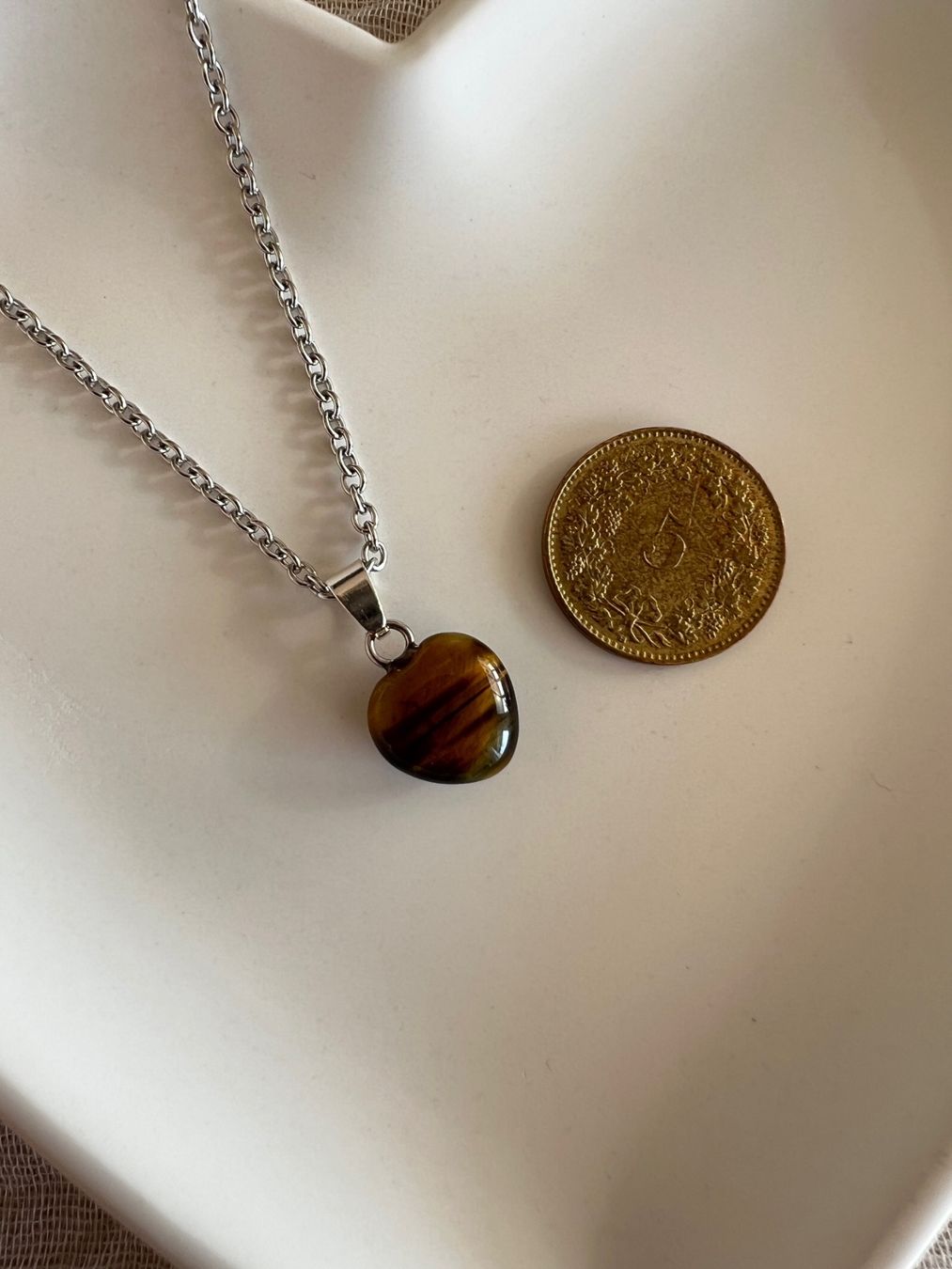 Ciondoli: Pendentif coeur mini en oeil de tigre – Nuovo e nell'imballaggio originale da Pully venduto da sunaddict 1