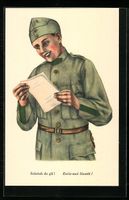 Erfreuter Soldat beim Lesen eines Briefe