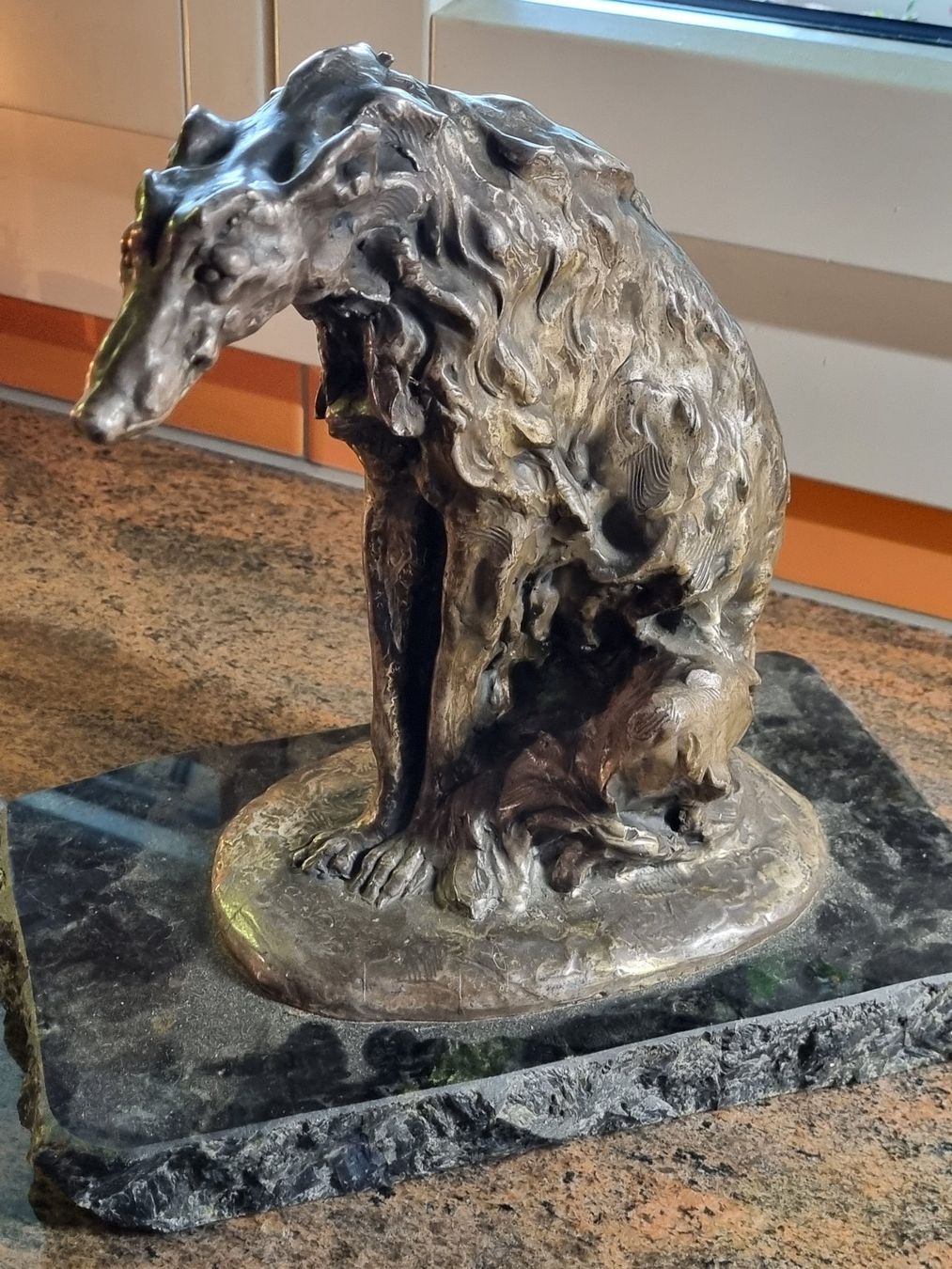 Sculture & Statue: Antiker Windhund auf Marmorsockel – Usato da Trachslau venduto da post35 6