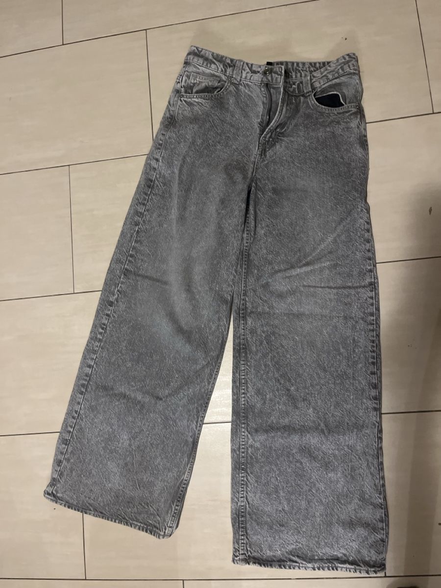 H&M Jeans: Jeans gris H&M – Gebraucht aus Icogne von Molfo 1