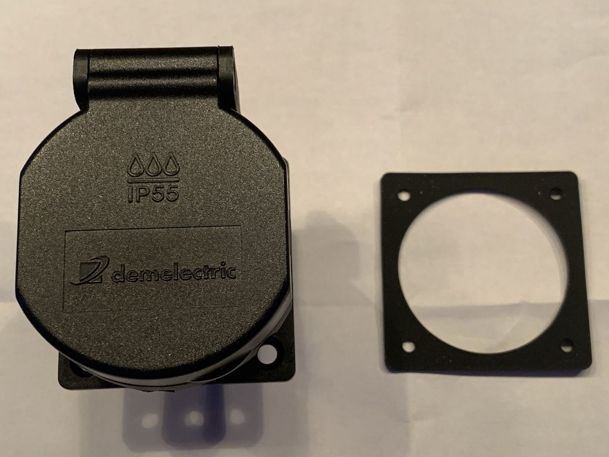 Spine: EB-Steckdose IP55 250V 16A mit Klappe Aussenbereich – Nuovo (secondo la descrizione) da Niederrohrdorf venduto da troch