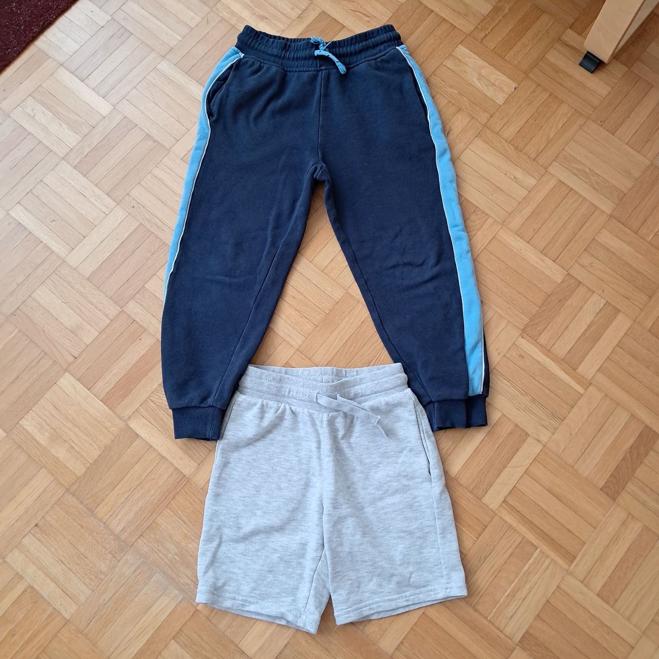 H&M Lotti & Set di vestiti: Kinder Trainerhosen Set, Grösse 122 – Usato da Meilen venduto da Vaurien15