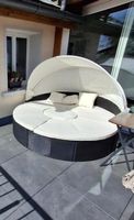 Sonneninsel aus Polyrattan mit Sonnendach – NEUWERTIG