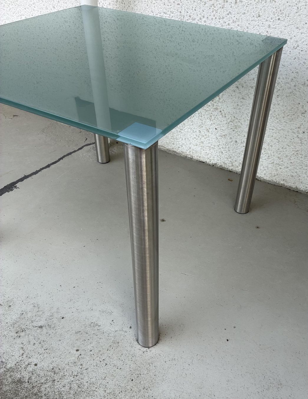 Tables: Tisch Glas satiniert  - Beine Alu rund – D'occasion à Oberkulm par Weberlisa 7