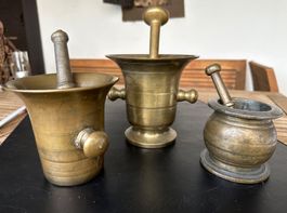 3 antike Mörser mit Stösseln aus Messing