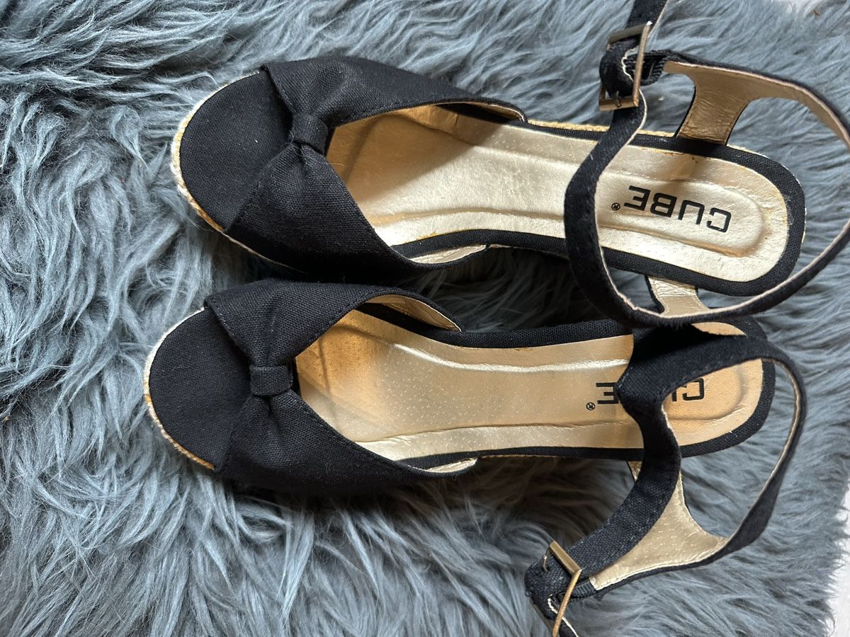Cube Scarpe da donna: Cube Keilabsatz Schuhe, Stoff schwarz - Grösse 37 – Nuovo (secondo la descrizione) da Wangen SZ venduto da Jaay_Sky 1