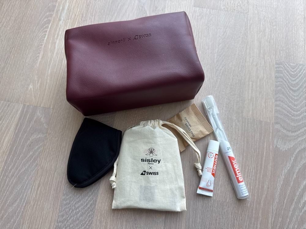 Kosmetikkoffer: Amenity kit SWISS First – Neu (gemäss Beschreibung) aus Buttisholz von LarsB.