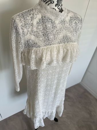 Spitzenkleid weiss Gr. 38 mit Rüschen