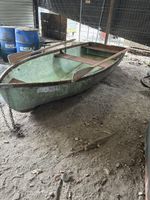 Ruderboot reparaturbedürftig