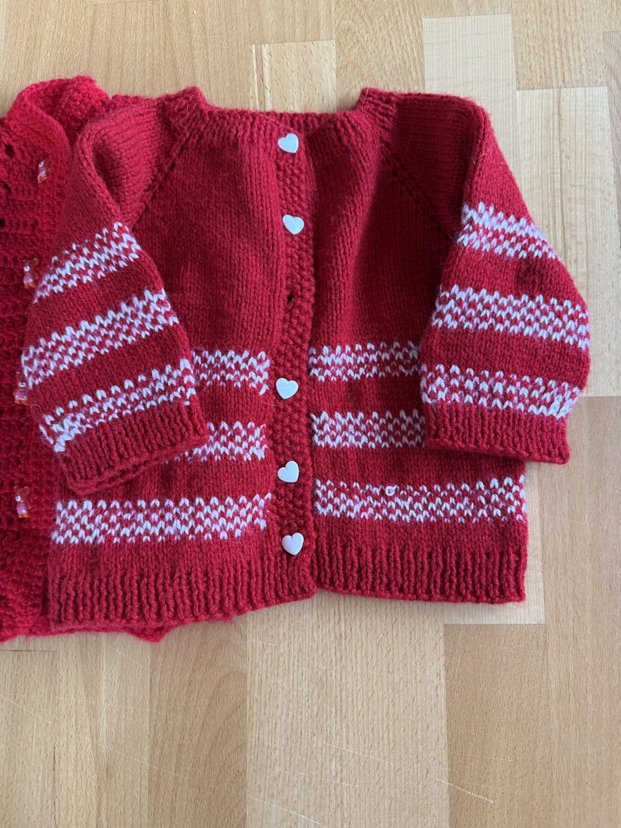 Giacche & Cappotti: 4 handgestrickte Strickjacken ca. ab Grösse 62 – Usato da Pragg-Jenaz venduto da gobrist 3