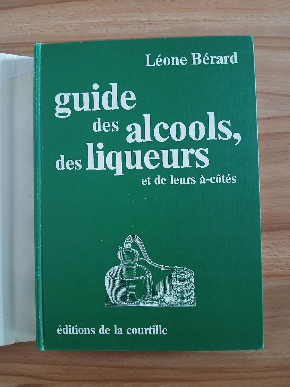 Livres: Guide des alcools et liqueurs Léone Bérard  – D'occasion à Le Sentier par arc_2thy 1