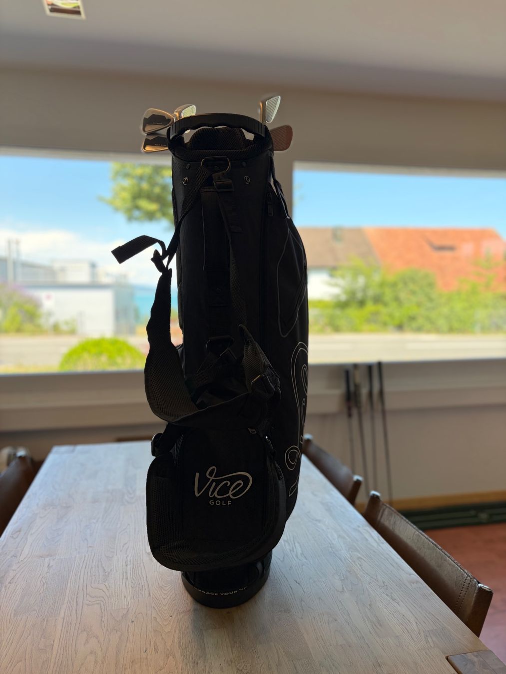 Clubs & Sets: NEU VICE Eisenset mit neuem VICE Bag – Neuf avec emballage d'origine à Uttwil par thelaenz 1