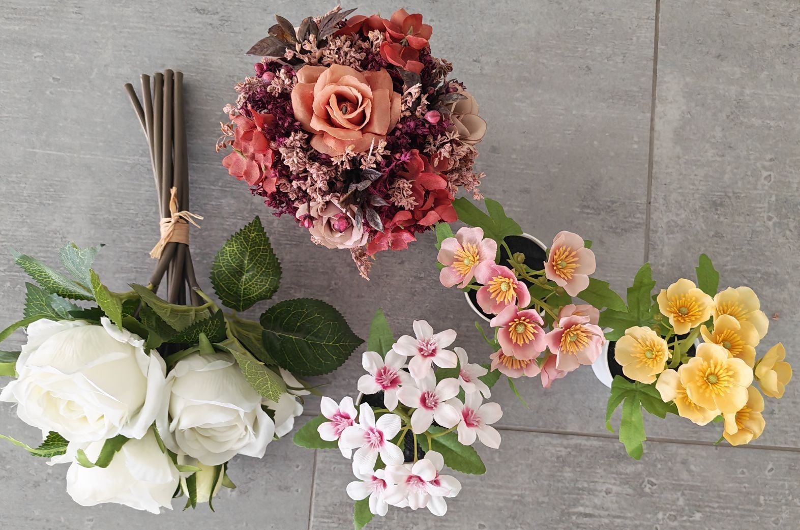 Tutte le decorazioni: Vibrant Artificial Flower Bouquets – Nuovo (secondo la descrizione) da Büsserach venduto da mis_fg52