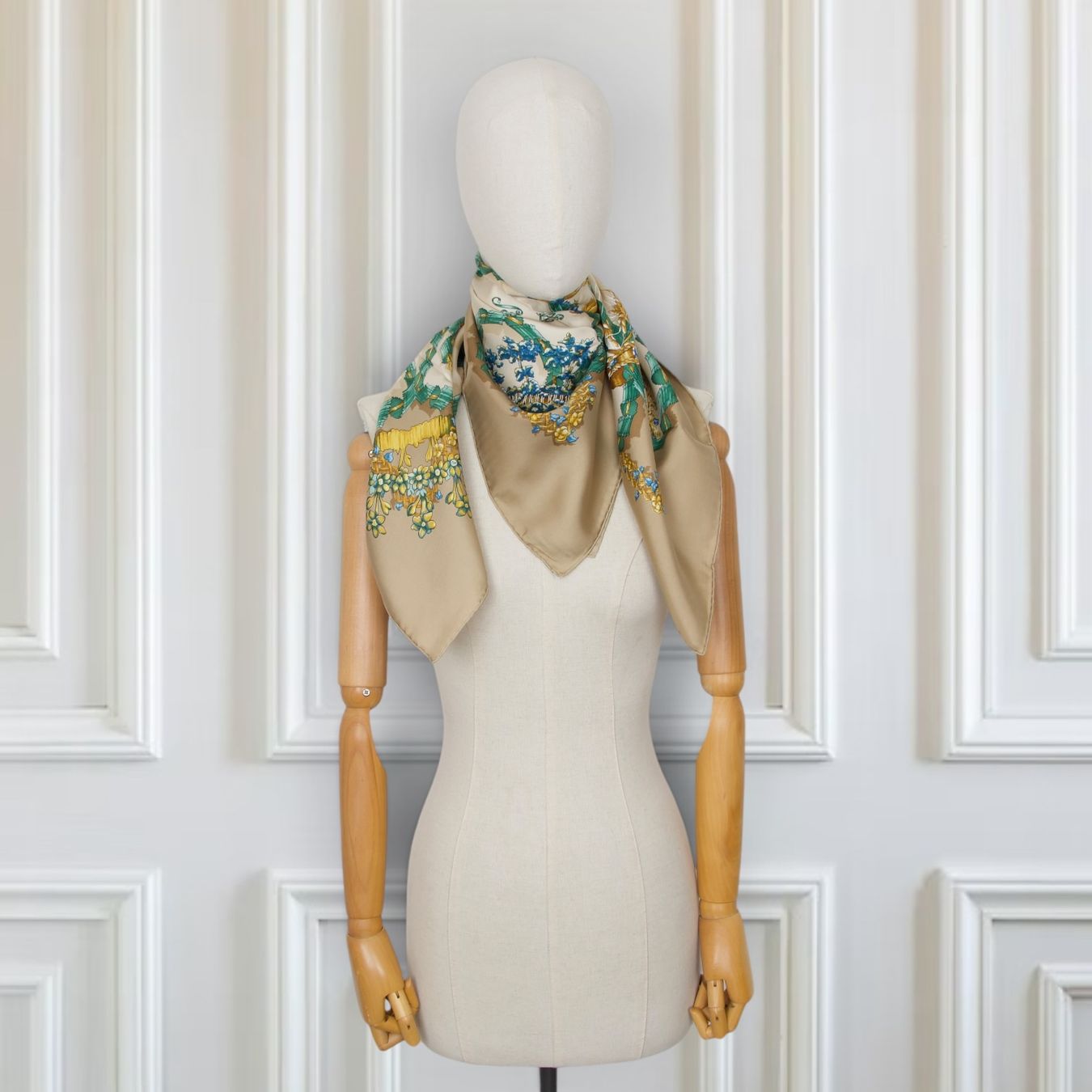 Hermès Foulard & Sciarpe: Hermès Carré "Le sacre du Printemps" beige – Usato da Binningen venduto da Designerlabels 2