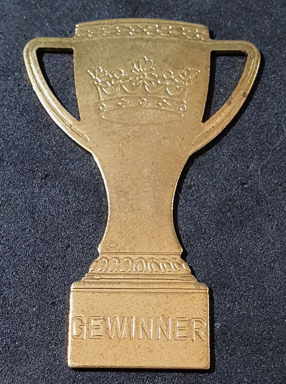 Altre raccolte & rarità: V291 - Platte Pokal Krone GEWINNER – Usato da Reinach BL venduto da Boston-Verkauf 1