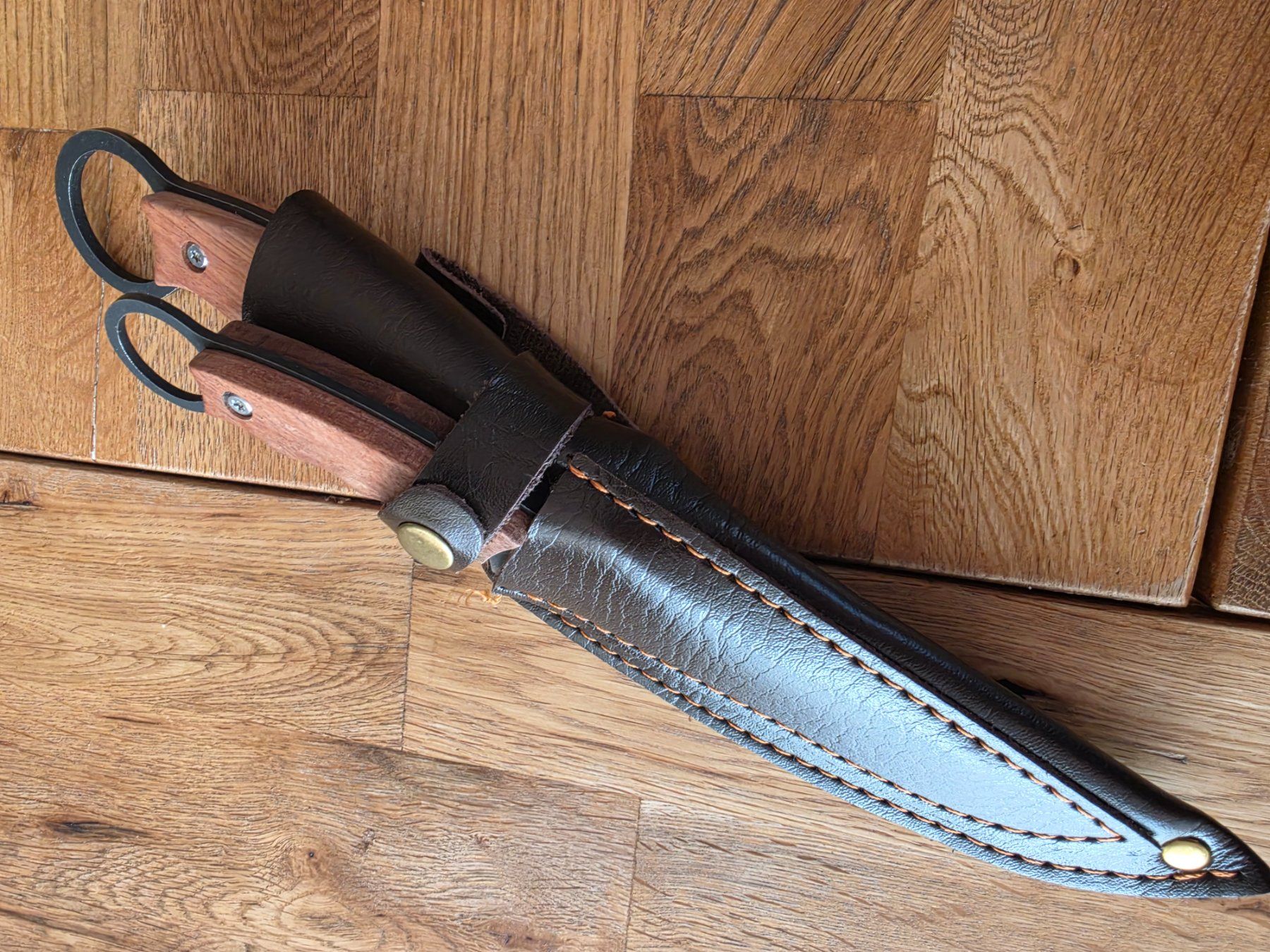 Accessori: 2 Handgefertigte Messer mit echt Lederscheide – Nuovo e nell'imballaggio originale da Herzogenbuchsee venduto da Melissa110 4