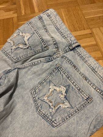 Bershka Jeans, Gr. 42, Wide Leg, hellblau mit Sternapplikati