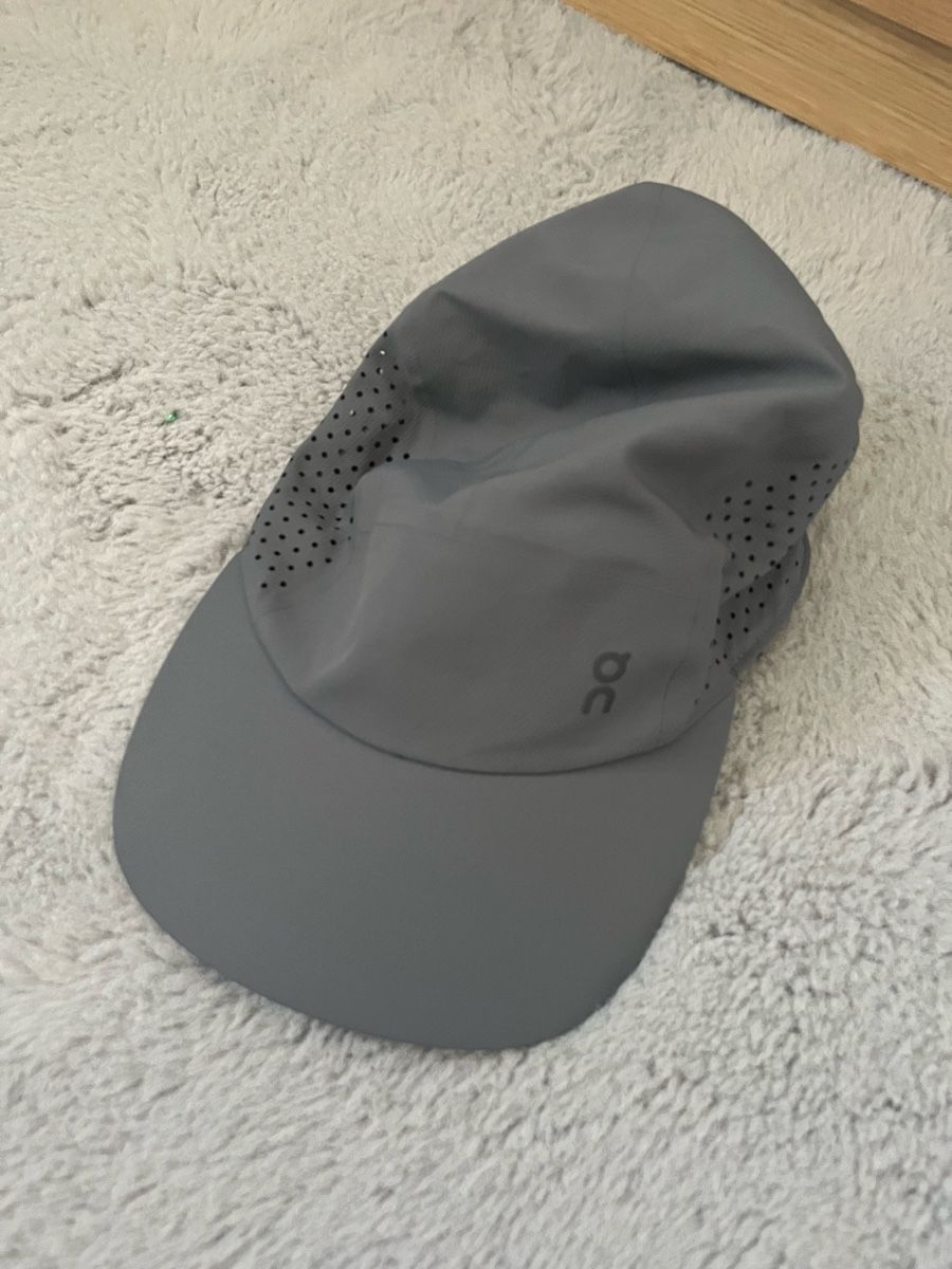 Altro in  Abbigliamento & Accessori: ON Lightweight Cap Rock grey as new – Nuovo (secondo la descrizione) da Esslingen venduto da Yanafuchs
