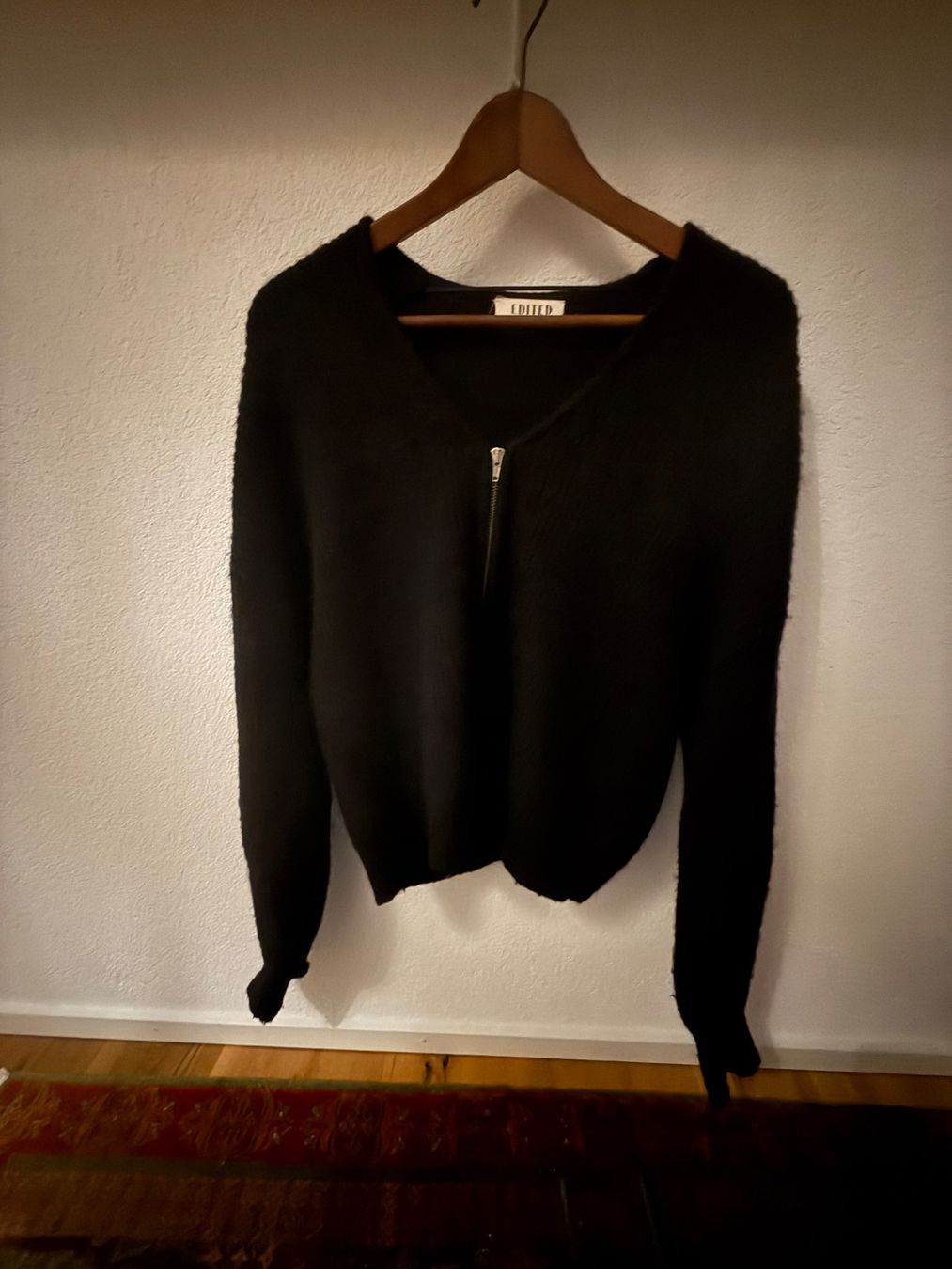 Maglioni & Felpe: Schwarzer EDITED Strickpullover mit Reissverschluss, S/36 48 – Usato da Ettingen venduto da cla_526w