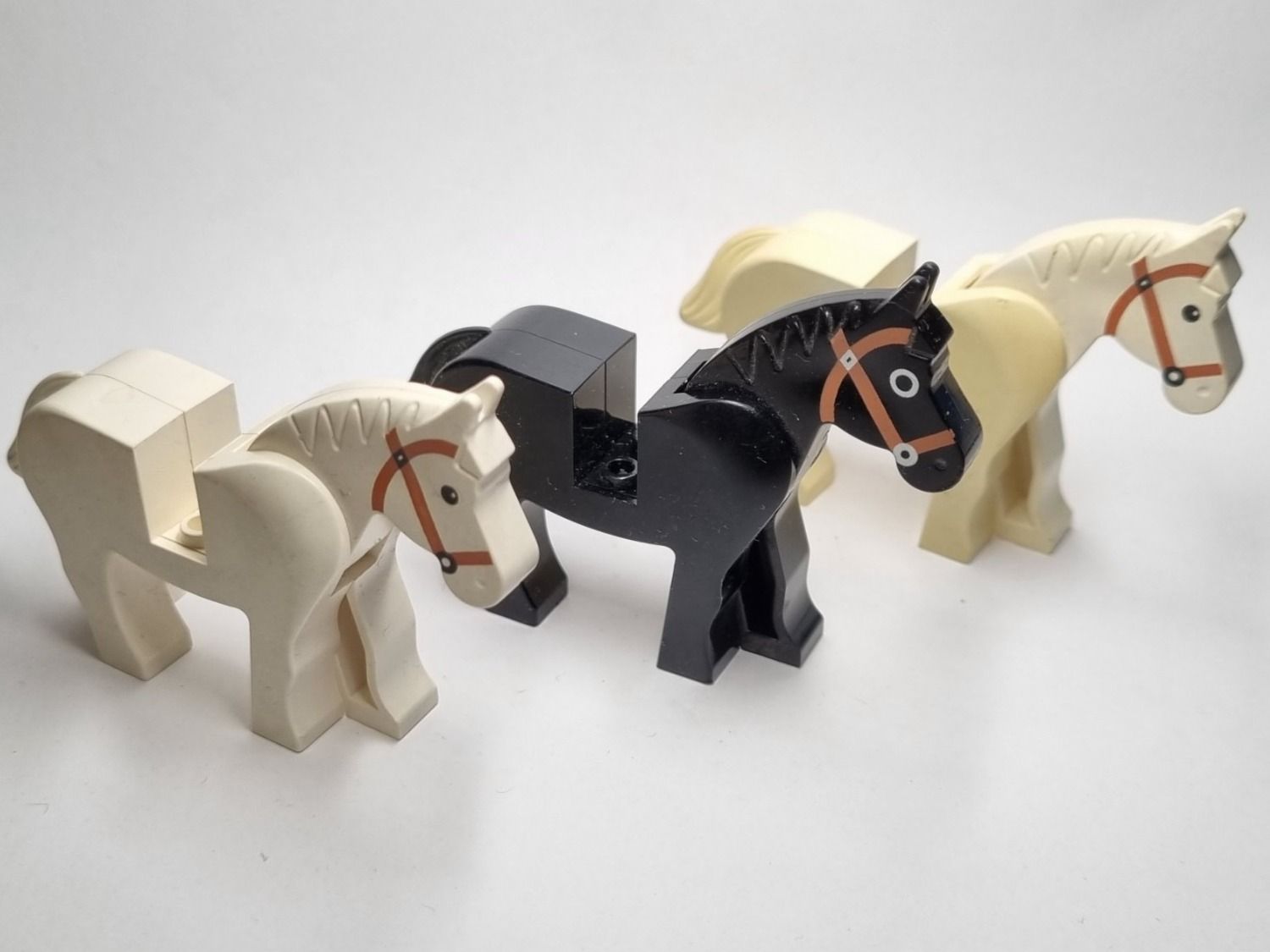 Lego Kit di costruzioni: LEGO 2 withe + 1 black Horse / 2 weisse + 1 schwarzes Pferd – Usato da Basadingen venduto da NekoBricks 1