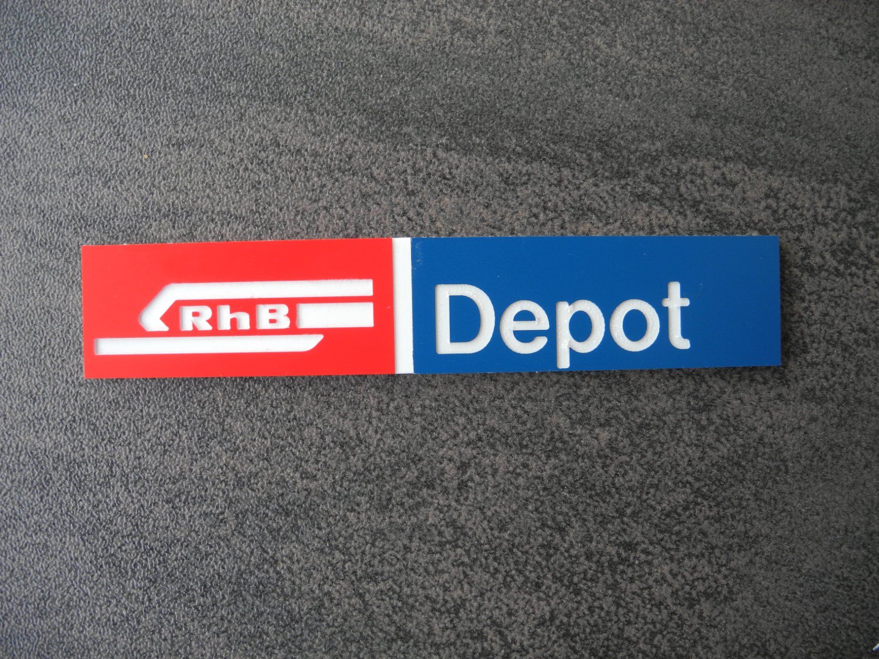 SBB/CFF/FFS Schilder: KLEINES BAHNSCHILD – Neu (gemäss Beschreibung) aus Reinach AG von Huckleberrysix