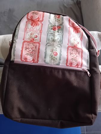 Rucksack braun mit Rosenmuster und Innenfach neuwertig