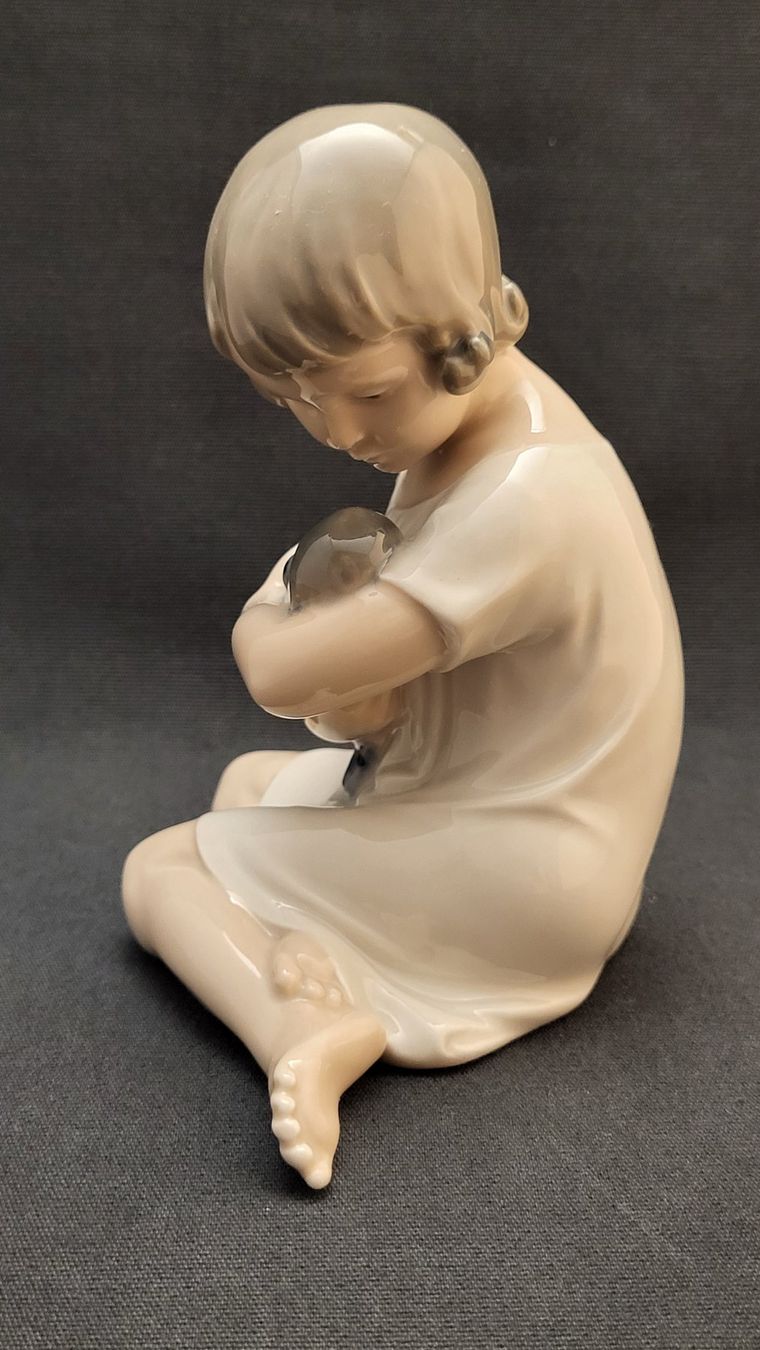 Royal Copenhagen Statuette: Mädchen mit Puppe ROYAL COPENHAGEN – Usato da Basel venduto da spinne02 4