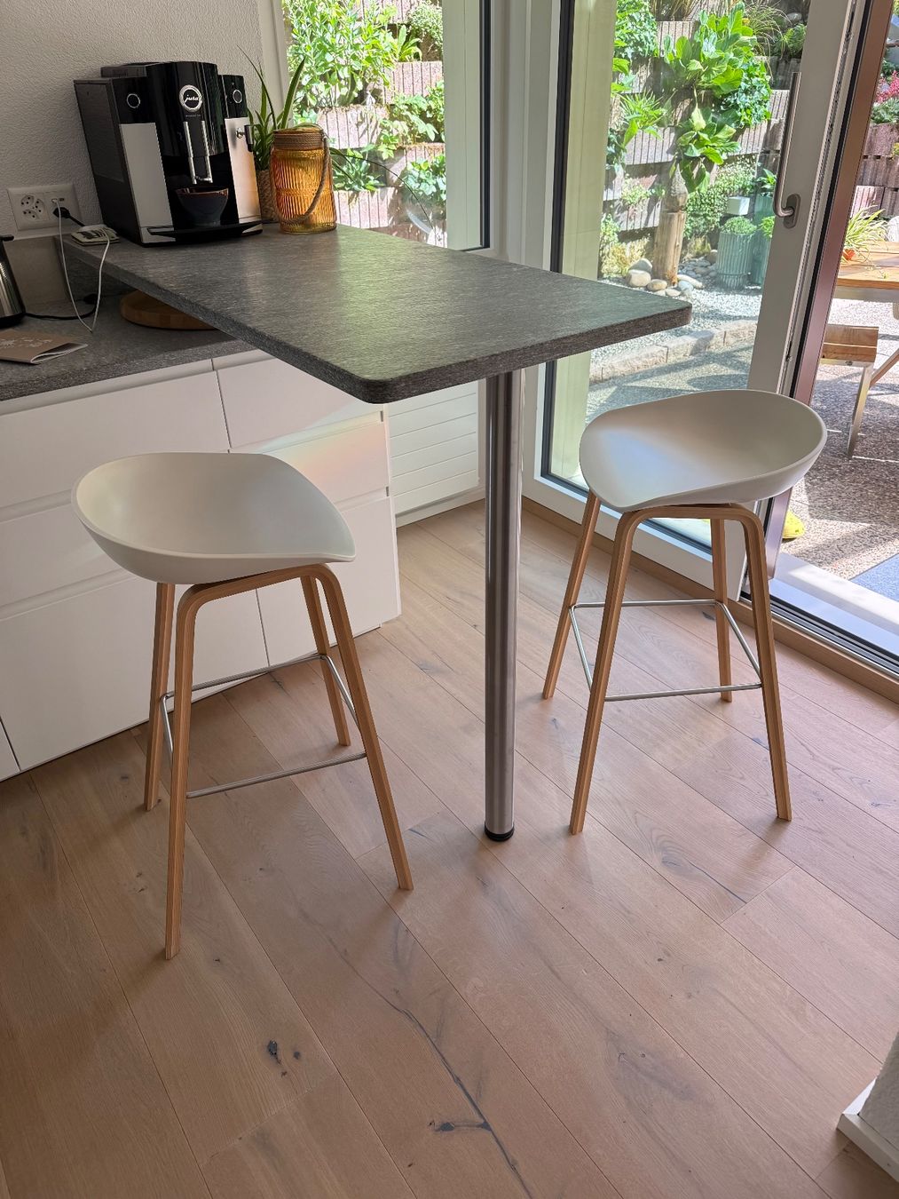 Hay Tabourets: 2x HAY About A Stool AAS 32 Barhocker weiss Eiche Edelstahl – D'occasion à Worb par rushfunk