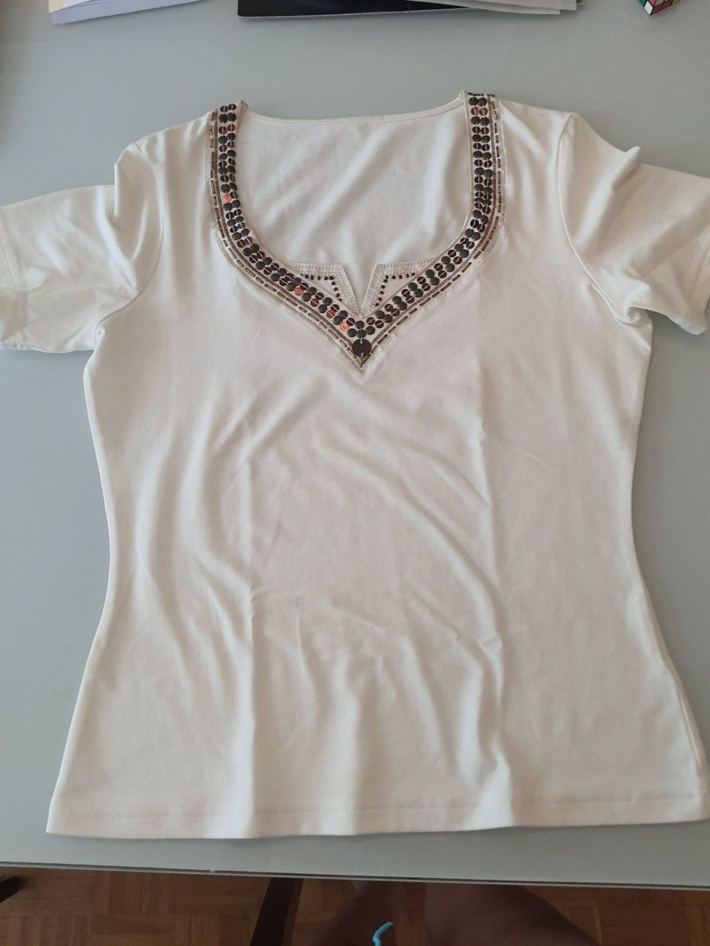 T-Shirts: T-Shirt mit verziertem Ausschnitt – Neu (gemäss Beschreibung) aus Zollikerberg von Sell-Buy-it