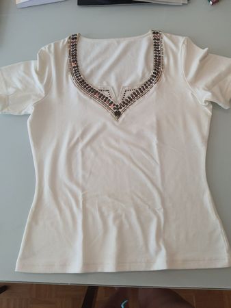 T-Shirt mit verziertem Ausschnitt