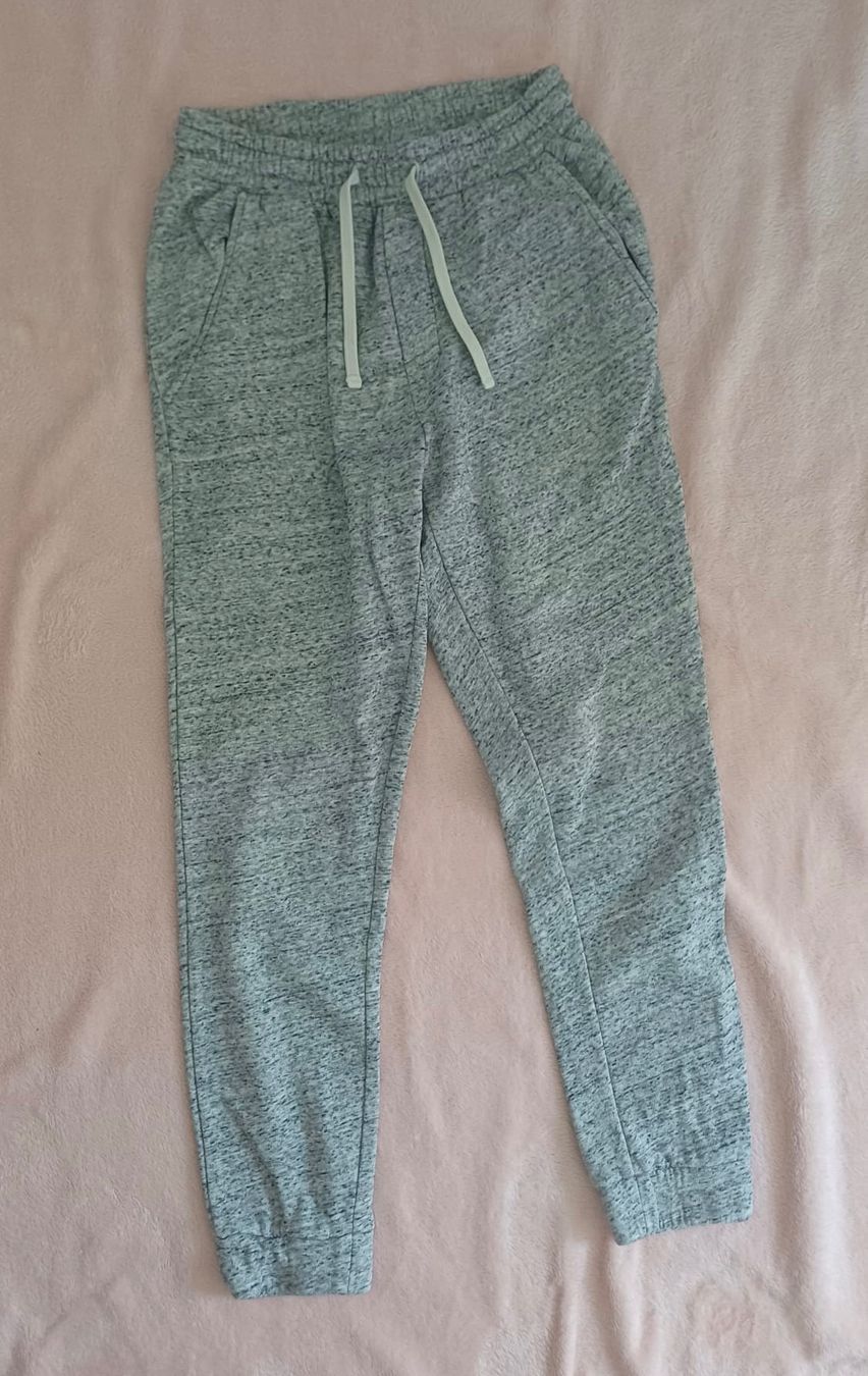 Pantalons: Jogginghose Graumeliert Grösse S guter Zustand – D'occasion à Mauren TG par Mariso11