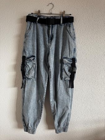 Lockere Jeans mit schwarzem Gürtel, Grösse XS